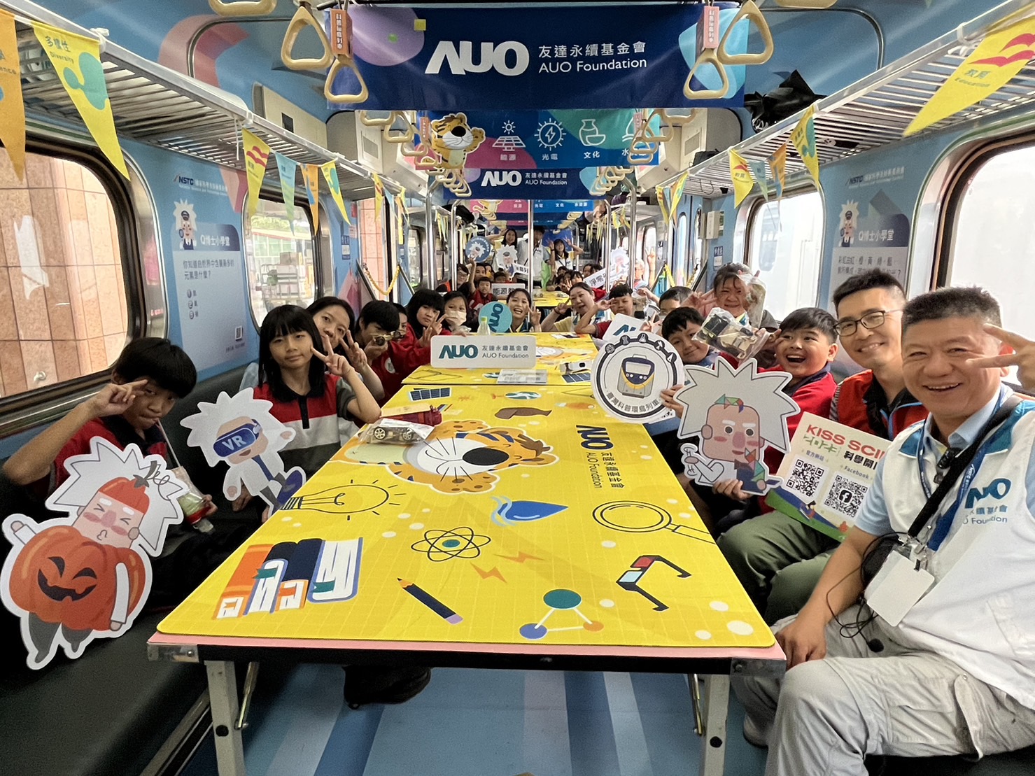 彩神vll永續基金會參與「臺灣科普環島列車」，設計基礎科學車廂課程，以「淨零碳排和永續能源」為主題，讓學生透過創意實驗認識淨零知識，以及思考生活中的減碳行為