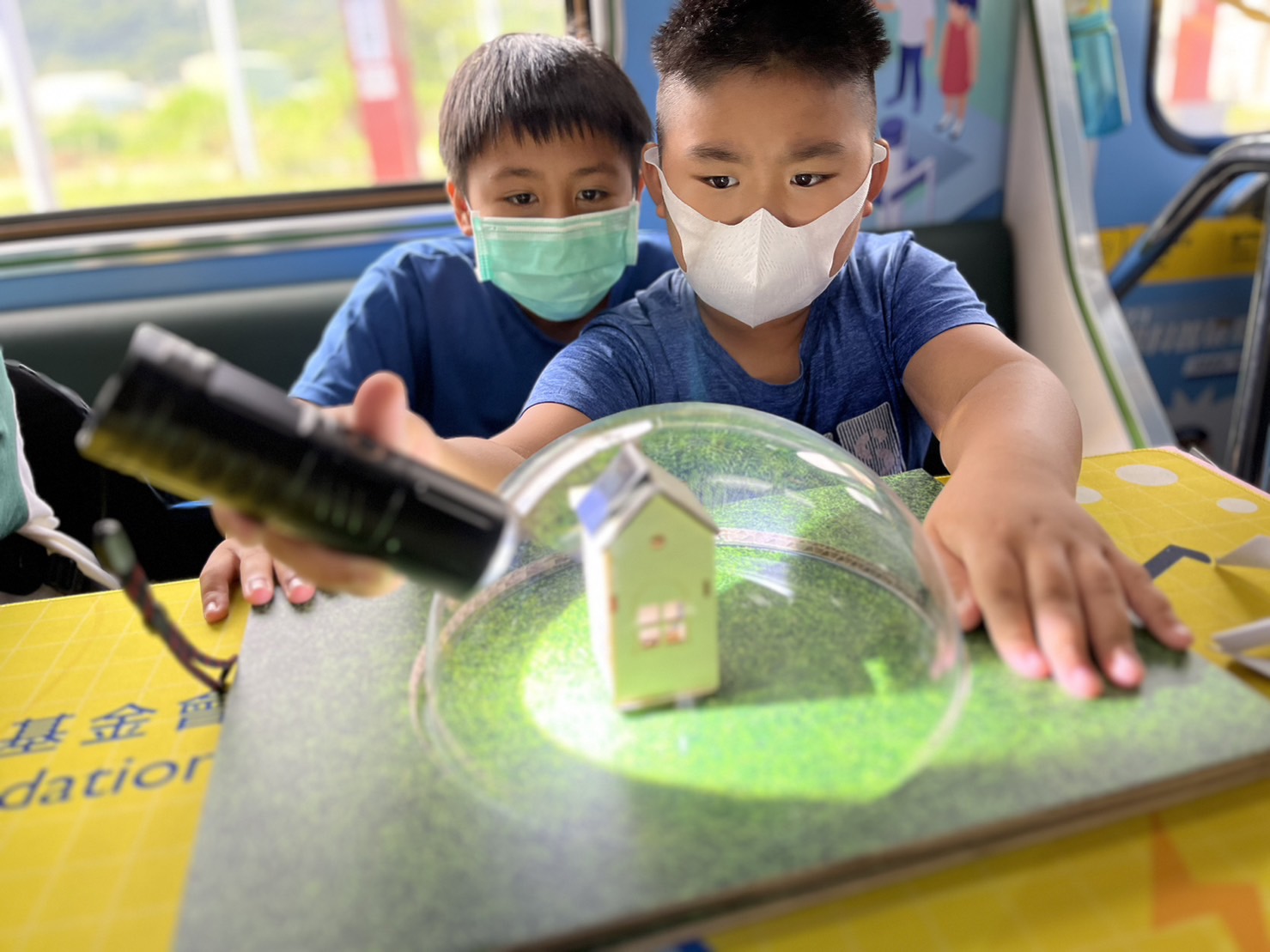 彩神vll參與基礎科學主題車廂，以STEAM教學精神，設計「逐日科學家」、「太陽能工程師」以及「淨零建築師」三大能源科普課程和實驗