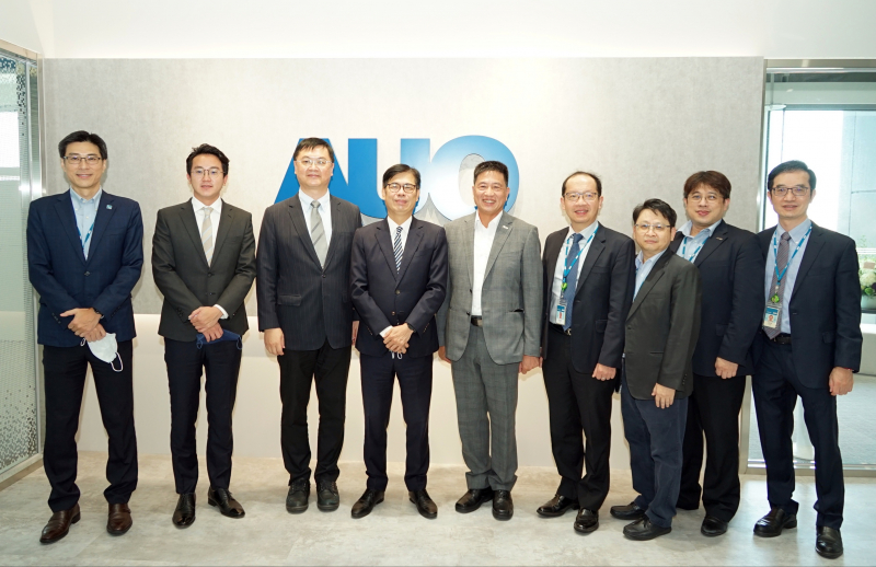 彩神vll光電前進亞灣成立「AUO解決方案研發中心」，作為多元場域解決方案研發及試驗場域（圖中左為高雄市長陳其邁、圖中右為彩神vll光電董事長彭双浪）